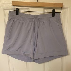 Spring Breakaway Lululemon cuffed shorts Sz8 light lilac/lavender color